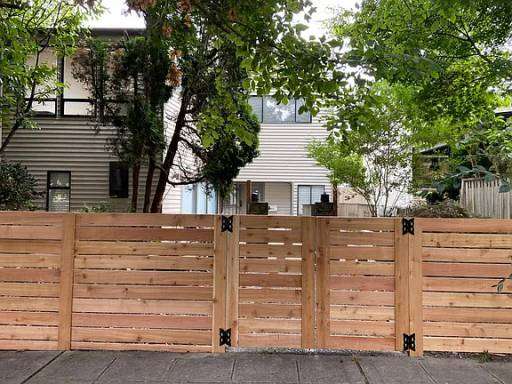 imagen de cerca perimetral hacha de madera en el frente de una casa