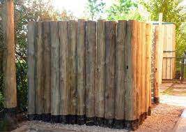 imagen de cerramiento hecho con troncos de madera
